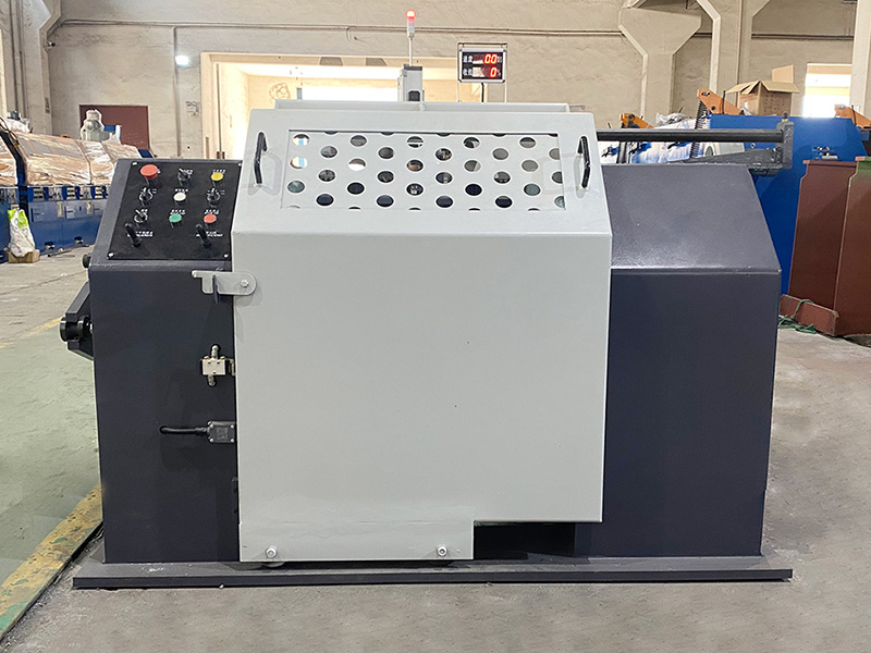 دستگاه جمع‌آوری قرقره چگونه تغییرات ضخامت یا چگالی مواد را کنترل می‌کند و آیا انعطاف‌پذیری لازم برای تنظیم کشش سیم‌پیچ را بر این اساس دارد؟